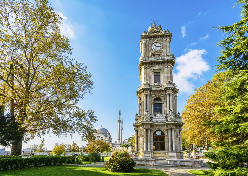Dolmabahçe Saat Kulesi, 1890–1895 yılları arasında inşa edilen 27 metrelik Neo-Barok yapı