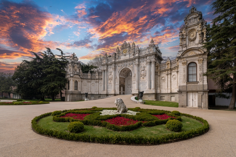 Dolmabahçe Sarayı'nın görkemli dış cephesi